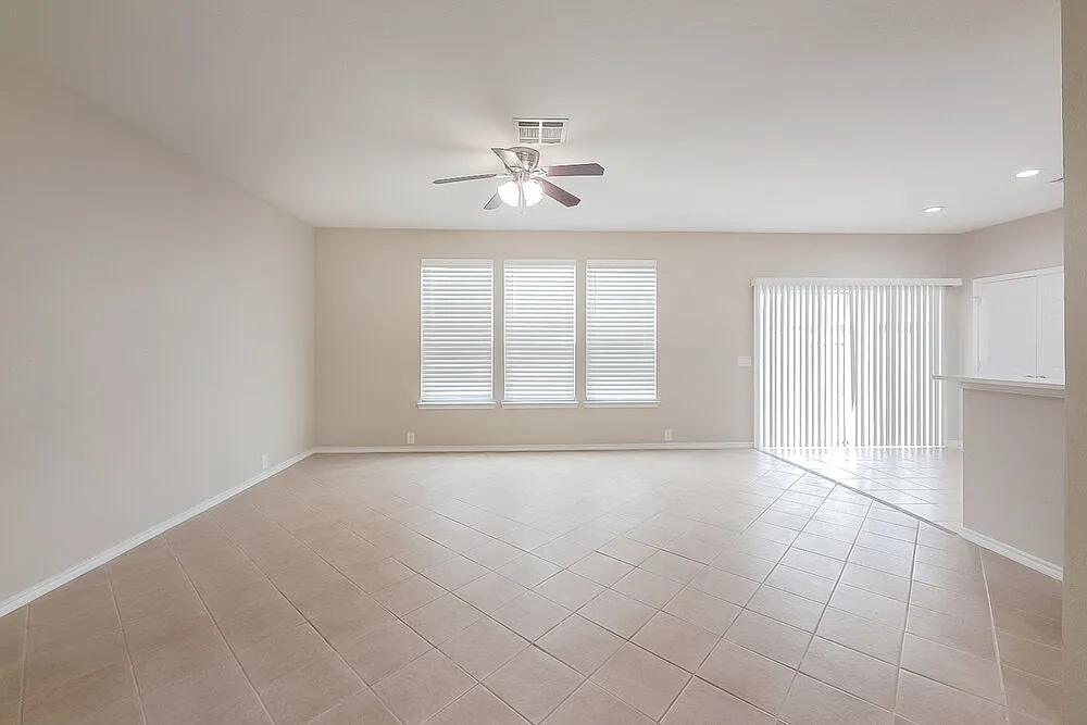 3 bed, 2.5 bath, 2365 sqft, $2,530 — Photo 4