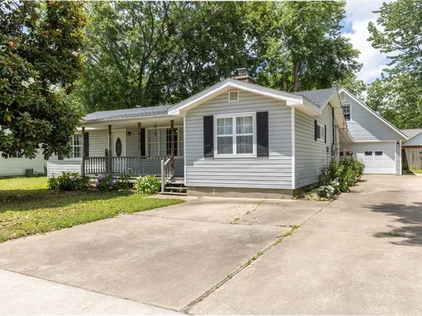 506 El Paso St SE, Gravette, AR 72736