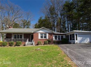 2220 Hilltop Ln, Hendersonville, NC 28739