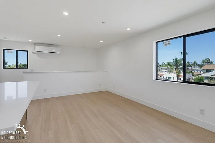 3075 Hawthorn St #5 — Photo 3