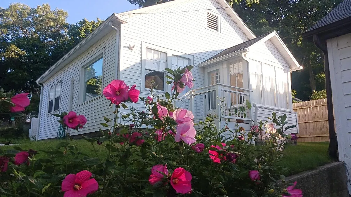 Photo 2 of 21 - 3259 Thompson Ave #4 - Muskegon, MI Building Photo - 3259 Thompson Ave #4