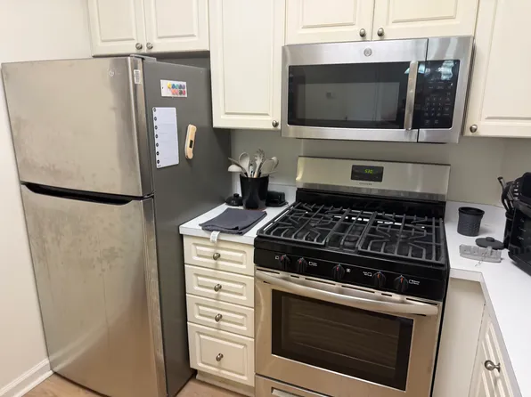 2102 Highcourt Ln APT 202, Herndon, VA 20170