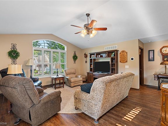 5th image of 257 Woodbury Cir