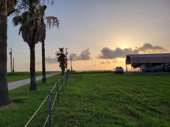 1239 Ocean Dr N, Port Lavaca, TX 77979