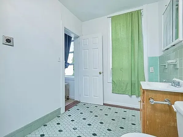 572 East New York Avenue image 9 of 9