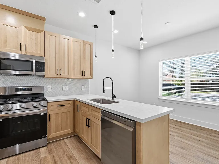 8805 Parkway Dr — Photo 8