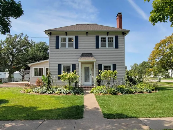 306 S 10th St, Geneva, NE 68361