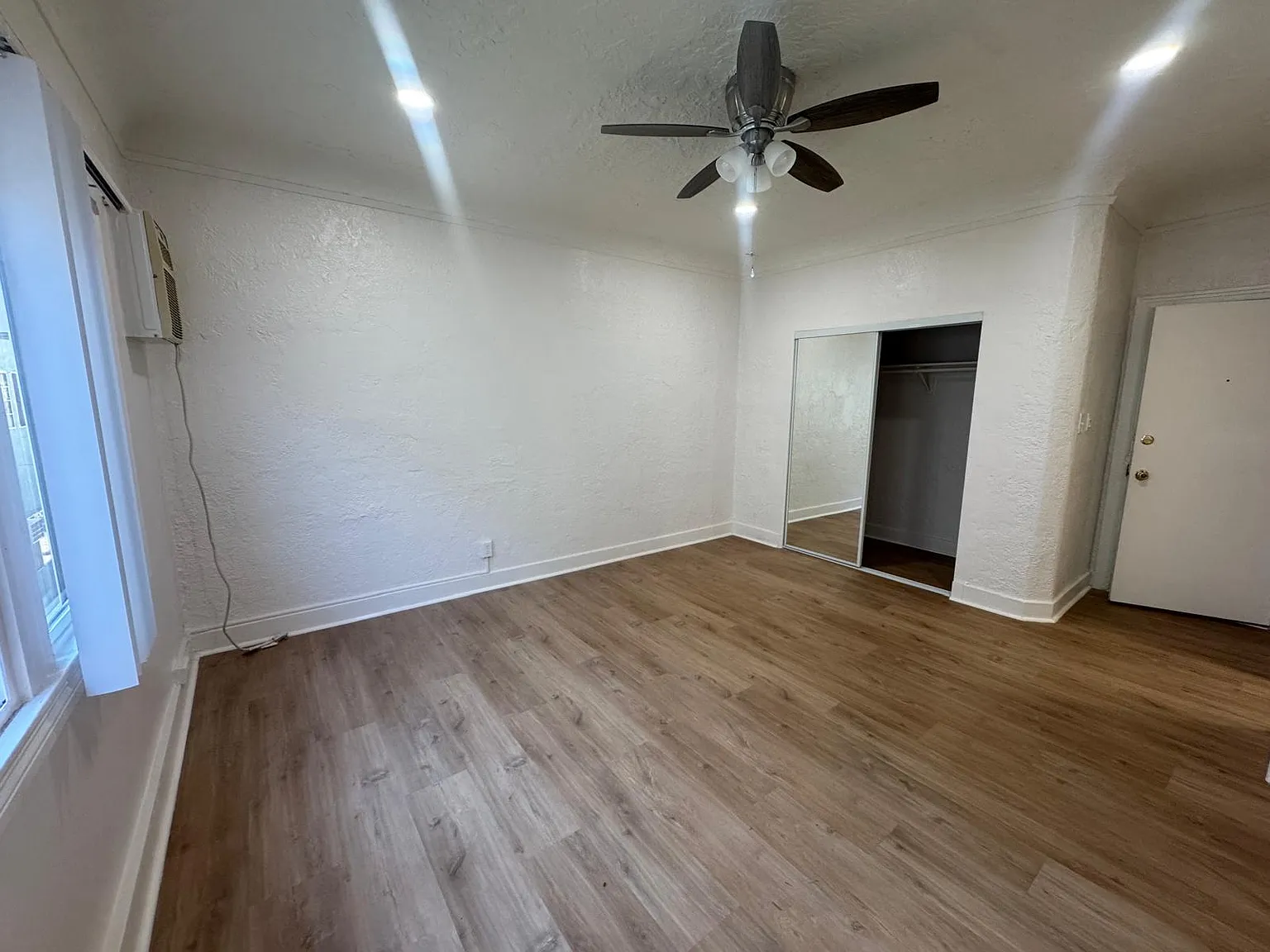 Studio, 400 sqft, $1,500 — Photo 3