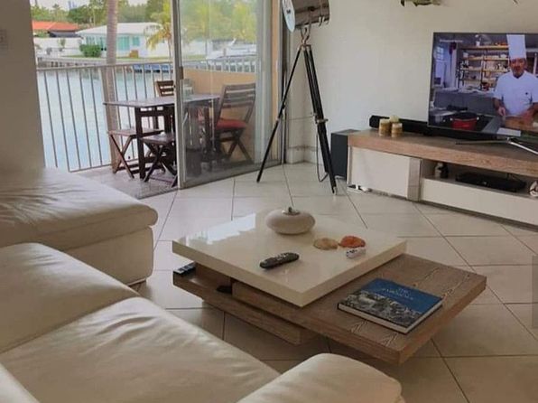 2225 NE 123rd St APT 211