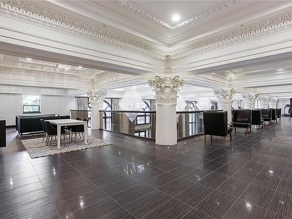 5th image of 118 King St E #422