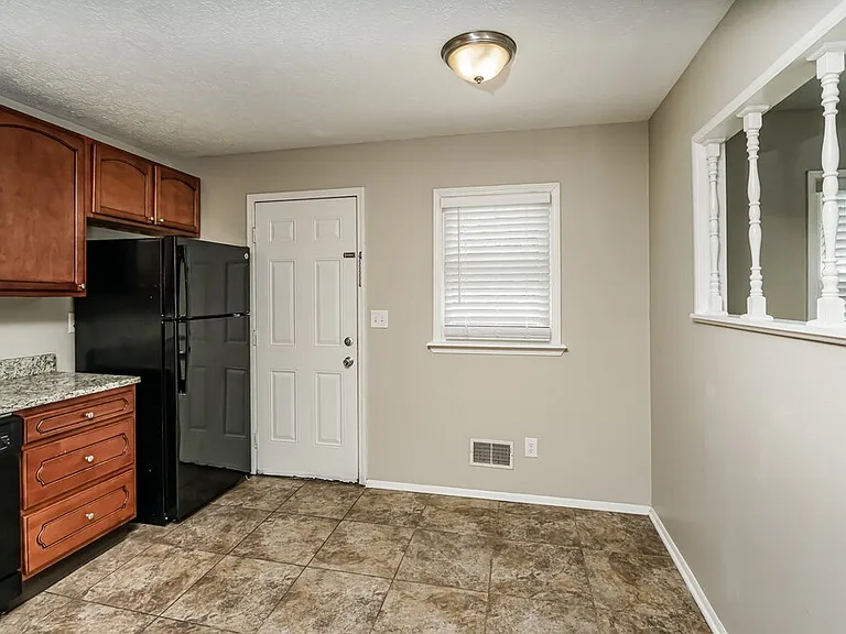 2402 Parliament Ct — Photo 8