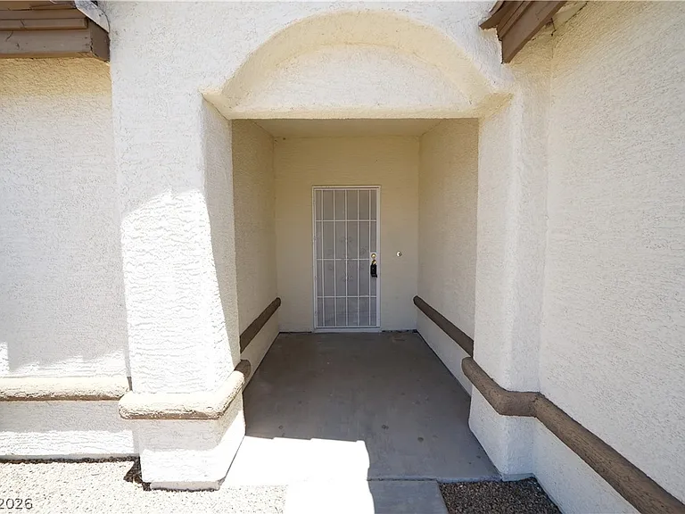 916 Clubview Dr — Photo 4