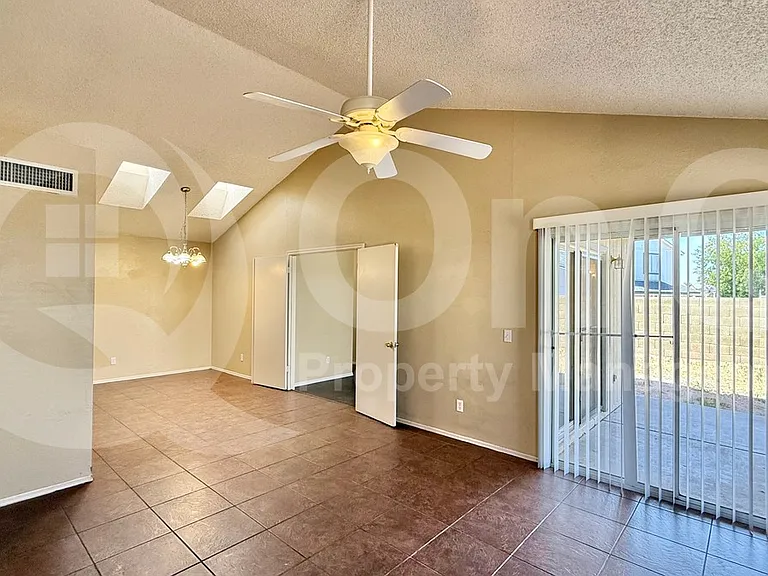 11014 N 81st Ave — Photo 3