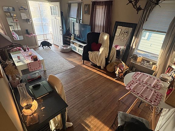4th image of 5649 Winthrop Ave