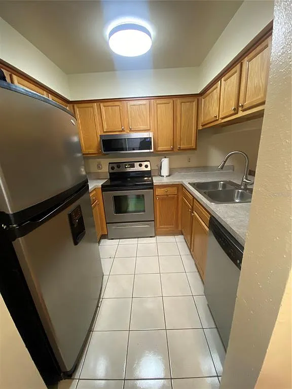 3 bed, 2.5 bath, 1368 sqft, $2,000 — Photo 2