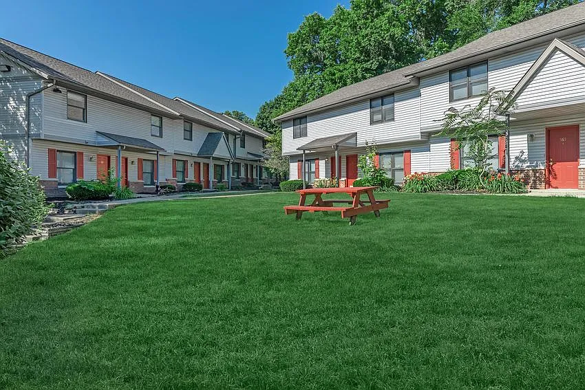 Hoosier Court Apartments — Photo 2