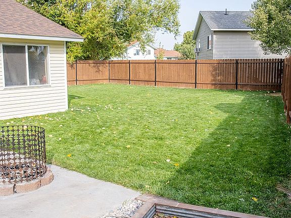 4th image of 335 Meadowlark Dr