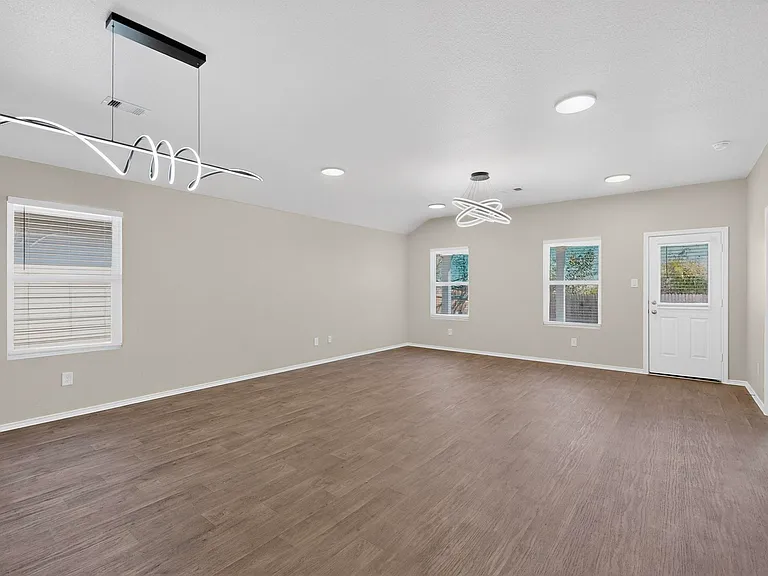 218 Sickle Loop — Photo 3
