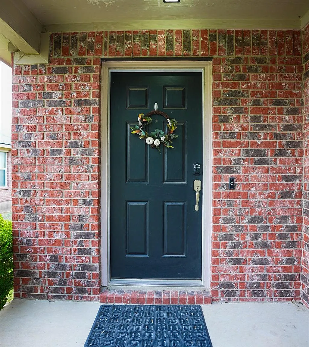 4 bed, 2.0 bath, 1942 sqft, $2,200 — Photo 2