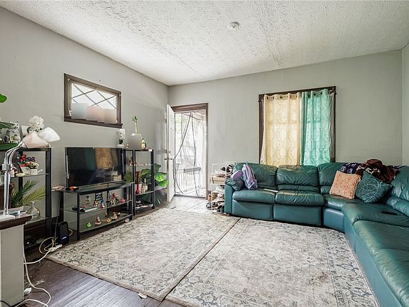 3rd image of 135-137 Glendale Park
