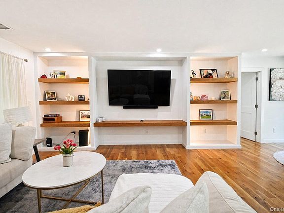 4th image of 35 Moriches Avenue