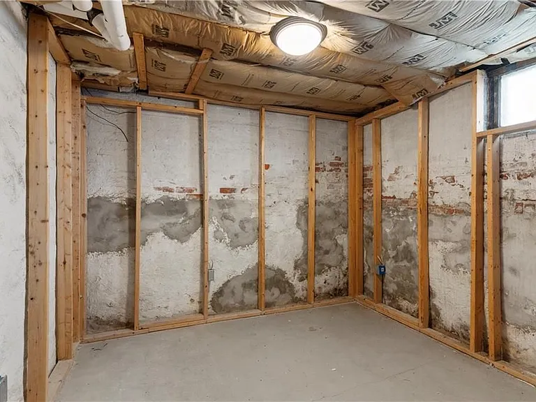 153 Irving Ave — Photo 20