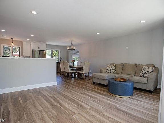 4th image of 14 Lawrence Dr