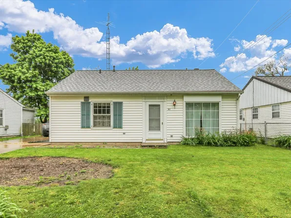 907 E Glenview Dr, Tuscola, IL 61953