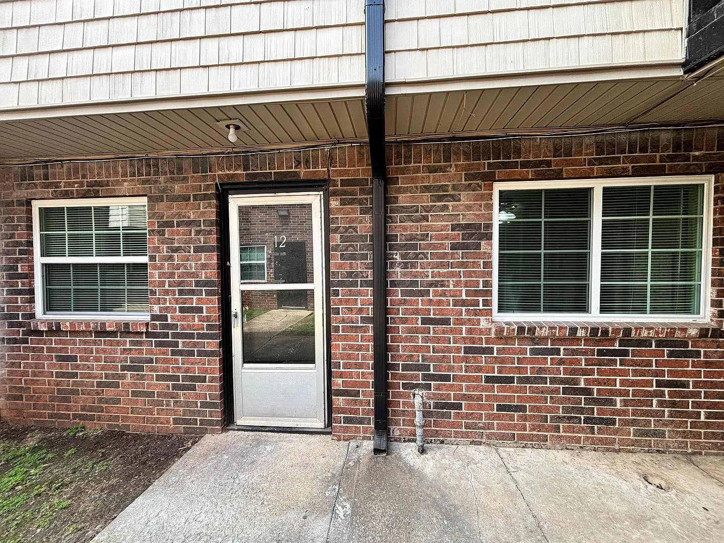 Updated 2 bedroom, 1 bathroom with granite countertops and located on the 1st floor — Photo 4