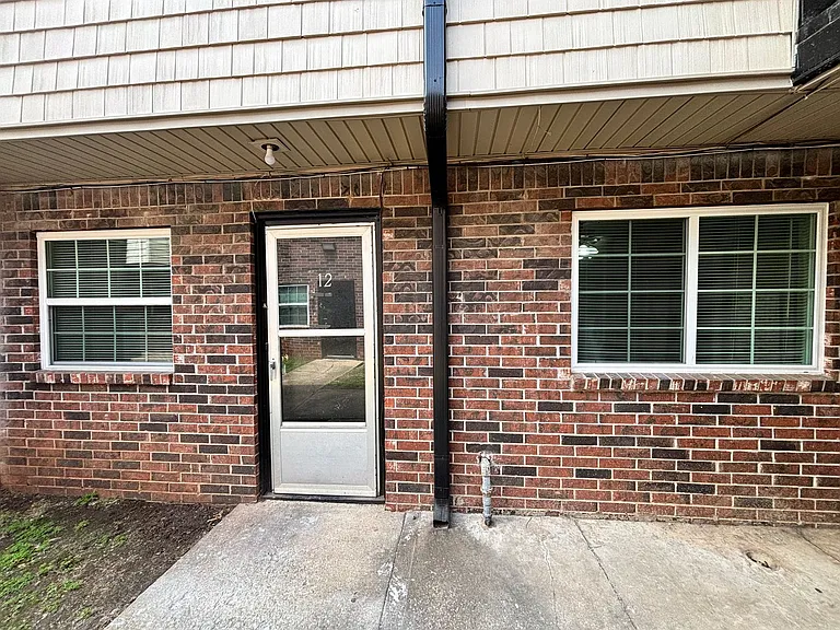 320 E Edwards St #12 — Photo 4
