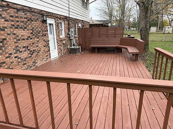 1002 Deck w/ Privacy