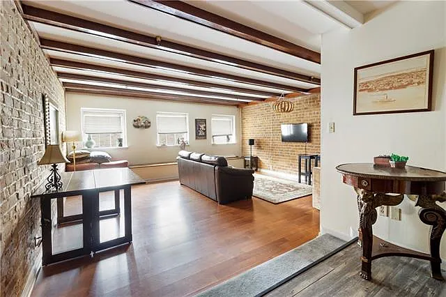 2 bed, 1.0 bath, 921 sqft, $1,900 — Photo 3