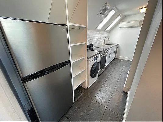 5th image of 420 E 4th St APT 3