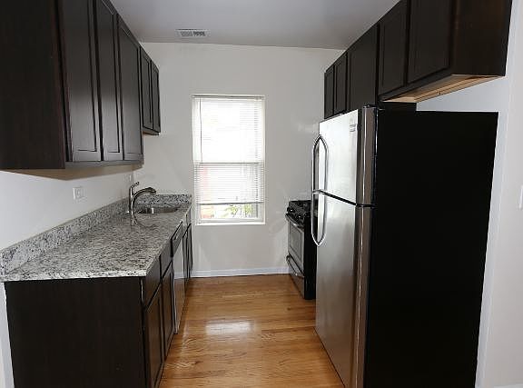 3rd image of 3104 W Ainslie St #02