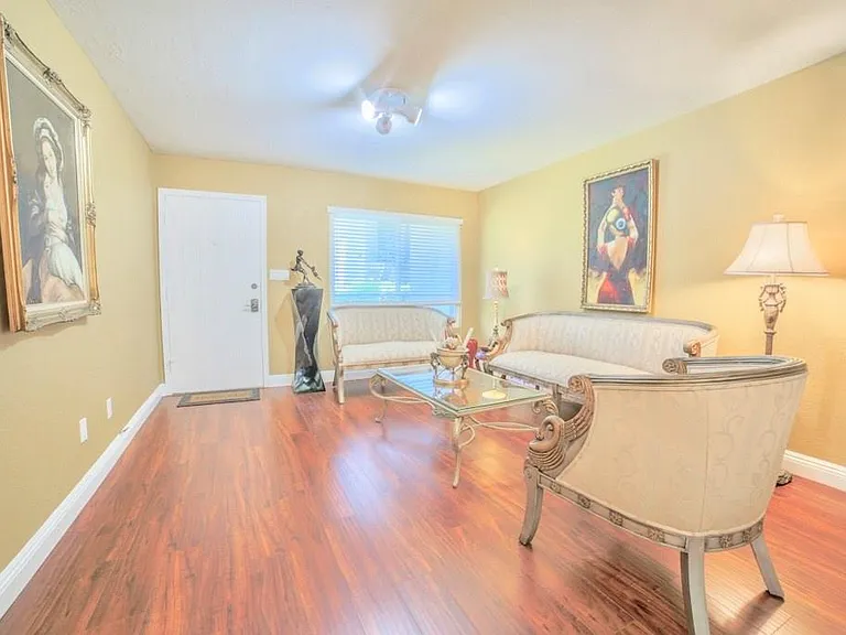 23732 Hillhurst Dr #23 — Photo 4