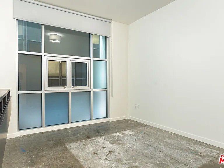 630 W 6th St #207 — Photo 21