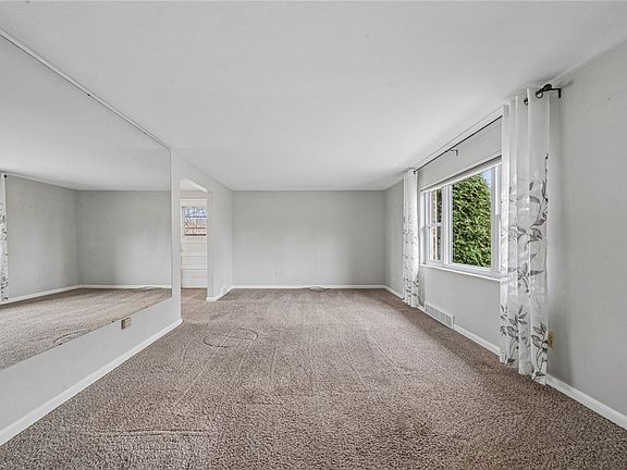 5th image of 834 Blue Ridge Rd