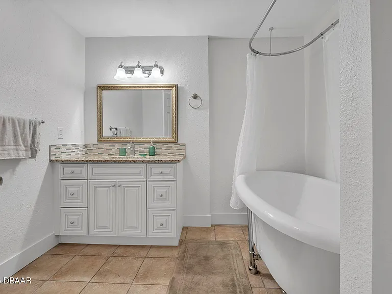 450 Lambert Ave — Photo 33