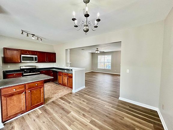 4th image of 1042 Prestwyck Ct