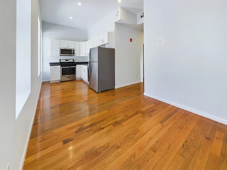 137 Monticello Ave #4 — Photo 8
