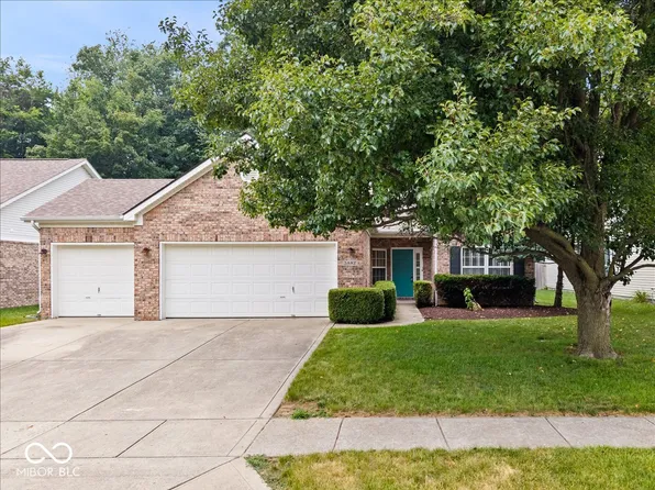 5882 Lost Oaks Dr, Carmel, IN 46033