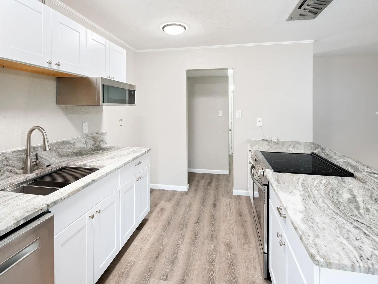 3 bed, 1277 sqft, $2,100 — Photo 2