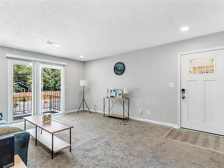 1701 Hawthorne Ave #12 — Photo 4