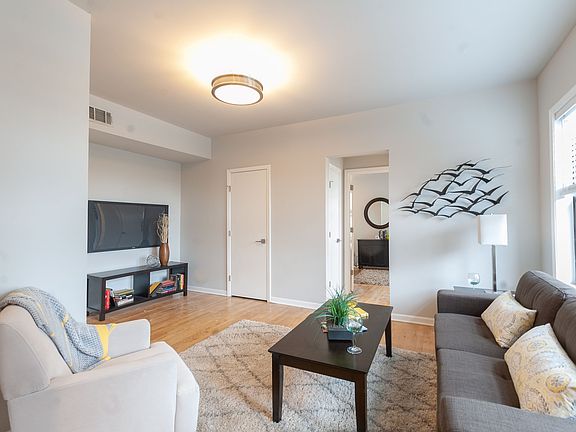 2nd image of 931 W Leland Ave APT 403