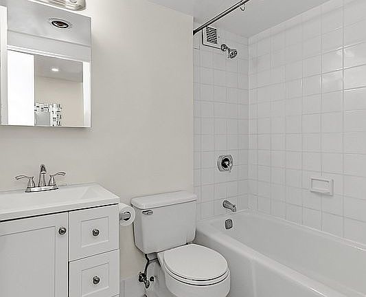3rd image of 150 W 51st St APT 1724