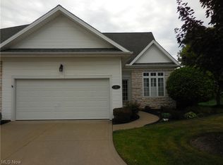 10 Sandridge Ln, Willoughby, OH