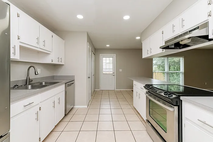3407 Groveview Dr — Photo 4