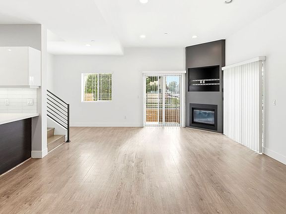 3rd image of 11305 Moorpark St #3