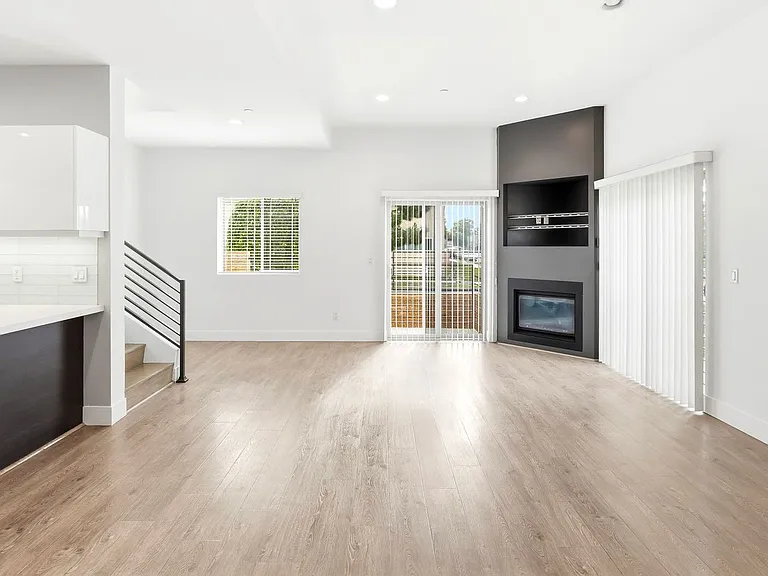 11305 Moorpark St — Photo 27
