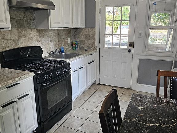 3rd image of 834 Monroe Ave